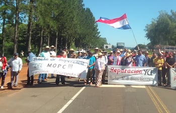 Los sampedranos se manifestaron esta mañana para exigir el inicio inmediato del arreglo de la ruta PY08 desde el tarmo Calle 6.000- Azotey´