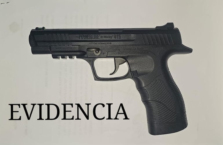 Réplica de un arma de fuego incautada durante el procedimiento.
