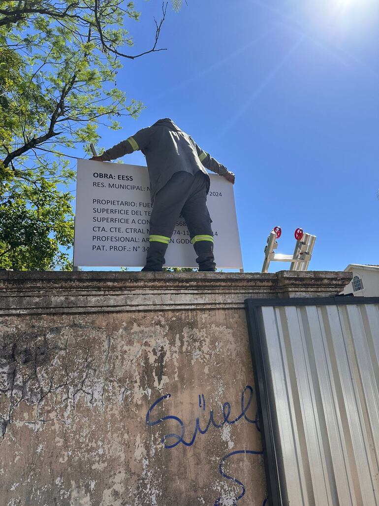 Vecinos del barrio Trinidad de Asunción se reunieron con el intendente Luis Bello para denunciar la construcción ilegal de una estación de servicio.