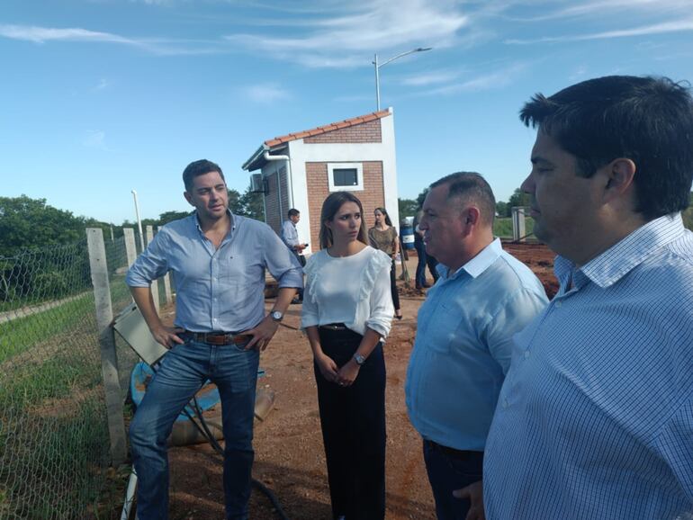 El vicepresidente de la República, Pedro Alliana, y su esposa la diputada Fabiana Souto (ANR); el gobernador de Ñeembucú, Víctor Hugo Fornerón (ANR); y el director de la Entidad Binacional Yacyretá ( EBY), Luis Benítez, verificaron la estación de control hídrico construido sobre el arroyo Ñeembucú en la compañía Yataity de Pilar y que actualmente es muy cuestionado por los vecinos.