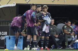 El entrenador del Real Madrid, Xabi Alonso (c), habla con su jugador Luka Modric, en un partido de la fase de grupos del Mundial de Clubes. El Real apunta a su duelo ante la Juventus.