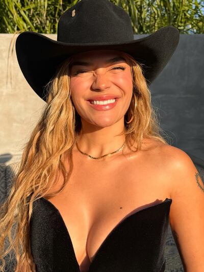 Karol G, feliz en el Lanzamiento oficial de su tequila 200 copas en San Miguel de Allende.