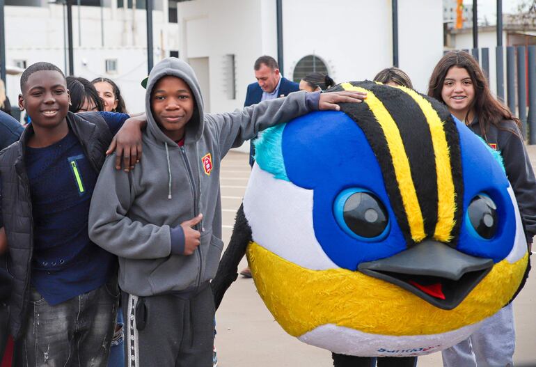 Por calles de Santiago ya recorre “Fiu”, la mascota oficial de los Juegos que posa con los chicos.