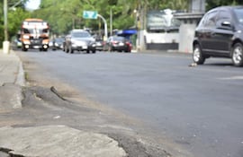 La avenida Mariscal López está en pésimo estado en gran parte de su trayecto de entrada al microcentro de Asunción.