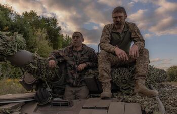 Soldados ucranianos sobre un tanque el lunes en la región de Sumi, cerca de la frontera con Rusia.