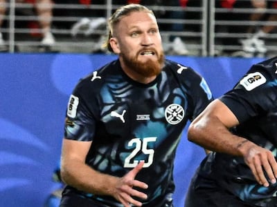 Isidro Pitta con camiseta negra y el número 25, mostrando expresión de determinación en el estadio lleno de público.