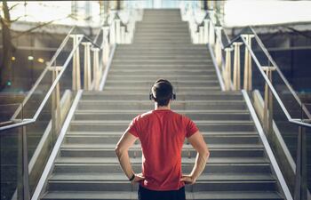 Hombre antes de subir una escalera.