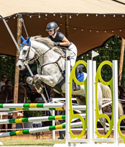 Belén Quintana con Nazareno, una de las anfitrionas de la fecha.