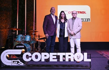 Juan José y María Arlette Zapag junto con Jorge Cáceres.