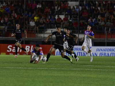 Cecilio Domínguez (i), jugador de Cerro Porteño, recibe una falta en el partido contra General Caballero de Juan León Mallorquín por la fecha 14 del torneo Clausura 2023 del fútbol paraguayo en el estadio Ka'arendy, en  Juan León Mallorquín.
