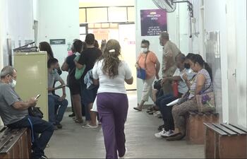 Pacientes del Hospital de Lambaré aguardan varias horas para ser atendidos.