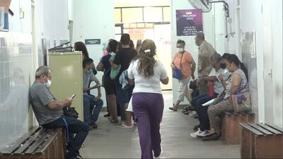 Pacientes del Hospital de Lambaré aguardan varias horas para ser atendidos. 