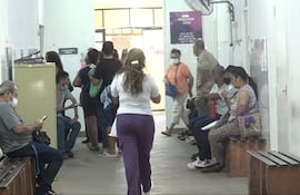 Pacientes del Hospital de Lambaré aguardan varias horas para ser atendidos.