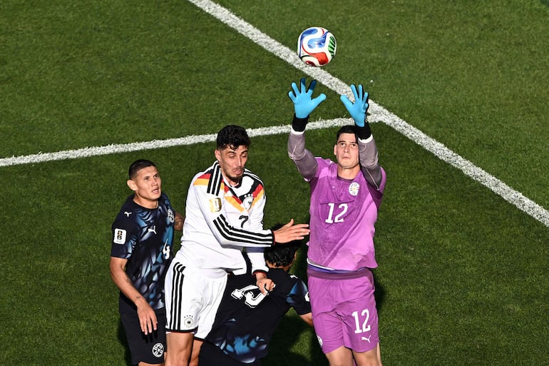El portero de Paraguay, Orlando Gill, atrapa el balón ante el delantero de Alemania, Kai Havertz, durante el partido de fútbol de los dieciseisavos de final del Mundial 2026 entre Alemania y Paraguay en el Boston Stadium en Foxborough.