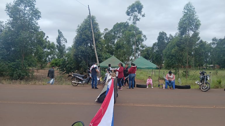 Los padres de familia del Colegio Nacional Mcal. Francisco Solano López, de Capitán Bado, cierran de forma intermitente la Ruta PY11.