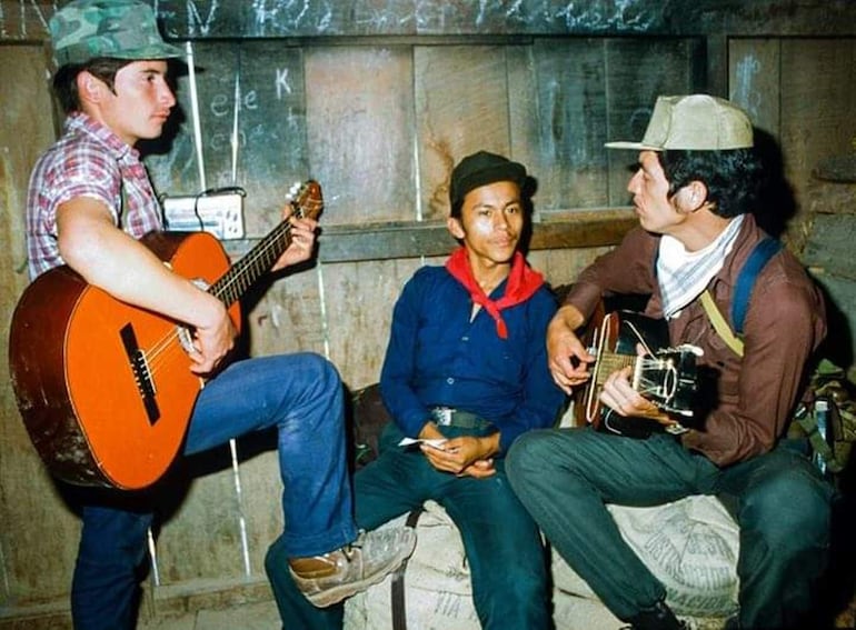 Miembros de Los Torogoces de Morazán (Foto del archivo personal del poeta Carlos Ernesto García).