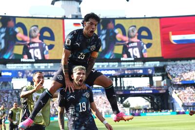 El capitán Gustavo Gómez se trepa sobre Julio Enciso tras la anotación en tiempo normal de "La Joya" contra Alemania.