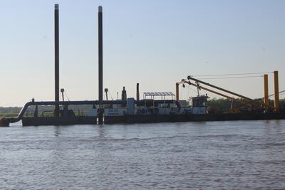 La draga Damen  CSD500 quedó fuera de servicio luego de que un remolcador colisionara en contra en la zona de Vuelta Queso del río Paraguay.