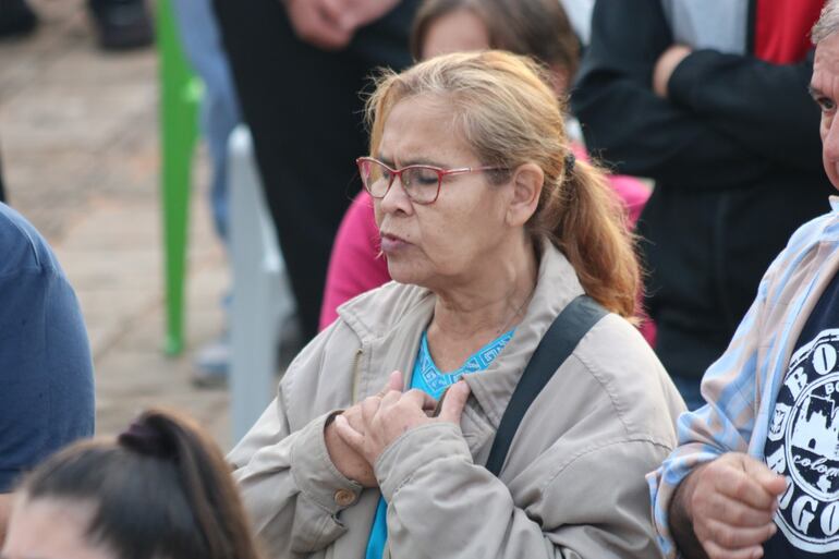 Fieles acuden desde diferentes puntos del pais para participar de la misa de la Virgen de Caacupé.