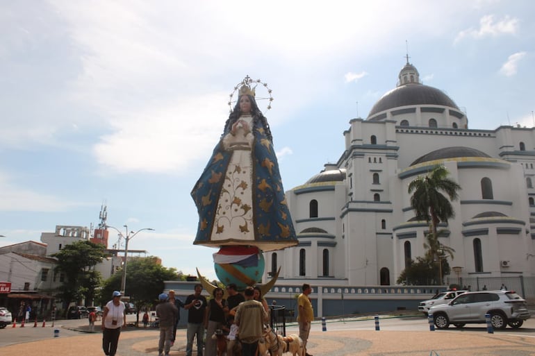 Cada fin de semana, en los alrededores de la basílica, se observa una importante concurrencia.