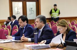 Édgar Melgarejo Ginard (c), ex titular de la Dinac, junto a los abogados Claudio Lovera y Sara Parquet.