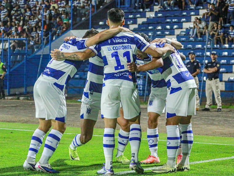 Los jugadores de 2 de Mayo celebran un gol en el partido frente a Sportivo Luqueño por la primera fecha del torneo Apertura 2026 del torneo Apertura 2026 de la Primera División de Paraguay en el estadio Río Parapití, en Pedro Juan Caballero, Paraguay.