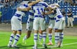 Los jugadores de 2 de Mayo celebran un gol en el partido frente a Sportivo Luqueño por la primera fecha del torneo Apertura 2026 del torneo Apertura 2026 de la Primera División de Paraguay en el estadio Río Parapití, en Pedro Juan Caballero, Paraguay.