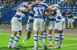Los jugadores de 2 de Mayo celebran un gol en el partido frente a Sportivo Luqueño por la primera fecha del torneo Apertura 2026 del torneo Apertura 2026 de la Primera División de Paraguay en el estadio Río Parapití, en Pedro Juan Caballero, Paraguay.