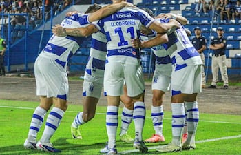 Los jugadores de 2 de Mayo celebran un gol en el partido frente a Sportivo Luqueño por la primera fecha del torneo Apertura 2026 del torneo Apertura 2026 de la Primera División de Paraguay en el estadio Río Parapití, en Pedro Juan Caballero, Paraguay.