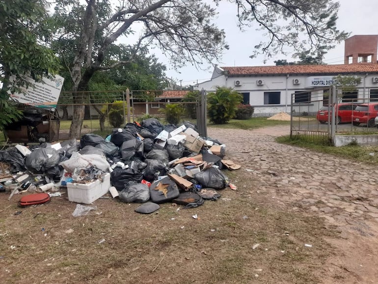 Basura acumulada recibe a los pacientes del hospital distrital de Areguá.