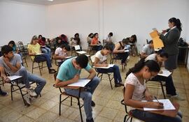 Jóvenes rindiendo las pruebas para acceder a las becas, en convocatorias de años anteriores.