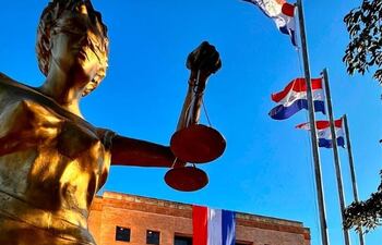Estatua de la Diosa Astrea, ubicada frente al Palacio de Justicia de Pedro Juan Caballero.