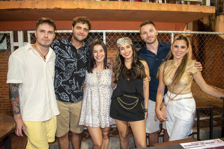 Hugo Squef, Fabricio Florentín, Dara Lara, Fiorella Zayas, Iván Cabriza y Violeta Palacios.
