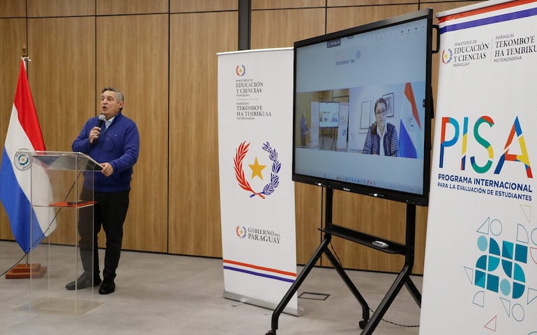 El ministro de Educación, Luis Ramírez, durante la presentación de los resultados de Pisa en Paraguay. En pantalla, la embajadora de Paraguay ante la Unesco, Nancy Ovelar.