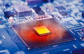 El procesador de la computadora (CPU) se sobrecalienta y emite humo sobre la placa base, imagen ilustrativa.