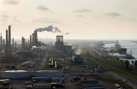 Refinería de Valero, en Corpus Christi, Texas. Rumores de posible acuerdo Irán-Estados Unidos presionan a la baja el petróleo.