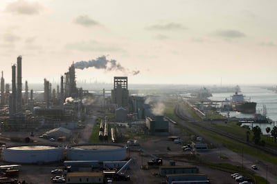 Refinería de Valero, en Corpus Christi, Texas. Rumores de posible acuerdo Irán-Estados Unidos presionan a la baja el petróleo.