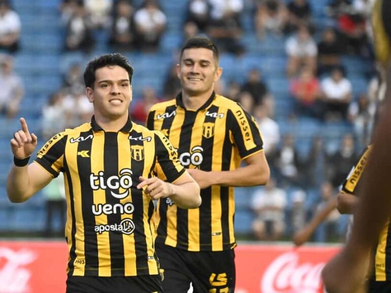 Diego Fernández, jugador de Guaraní, celebra un gol en el clásico más añejo contra Olimpia por la fecha 18 del torneo Clausura 2025 de la Primera División de Paraguay en el estadio Erico Galeano, Capiatá, Paraguay.