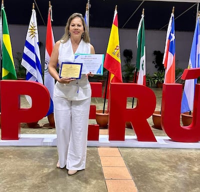 La presidenta de Asetupar, Alba Fernández, recibió el primer premio por buenas prácticas en turismo sostenible en Paraguarí.