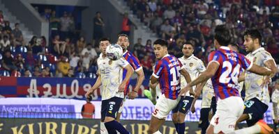 Tiro libre. Los zagueros centrales  azulgranas Rodrigo Melgarejo “Santula” y Javier Báez al ataque. El 24 marcó el primer gol de atropellada.