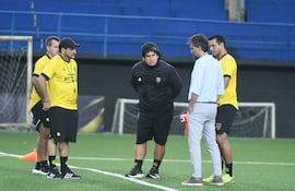 El presidente Luis Antonio Vidal Velázquez, en diálogo con los componentes del cuerpo técnico de Recoleta FC, comandado por Jorge González Frutos.