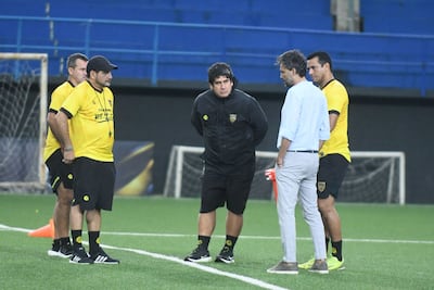 El presidente Luis Antonio Vidal Velázquez, en diálogo con los componentes del cuerpo técnico de Recoleta FC, comandado por Jorge González Frutos.