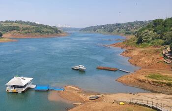 Vista del río Paraná, agua abajo del puente de la Amistad.