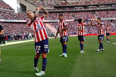 Alejandro Grimaldo García (31 años) festeja su gol, el primero del Atlético Madrid en el debi contra el Real.