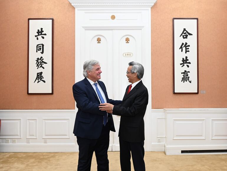 El canciller uruguayo Francisco Bustillo (i) saluda al presidente de la Asociación de Amistad del Pueblo Chino con el Extranjero, Lin Songtian, durante una reunión en Pekín (China). (EFE/ Ministerio de Relaciones Exteriores de Uruguay)