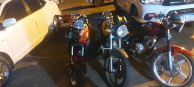 Las tres motocicletas, presumiblemente robadas, que fueron recuperadas por los uniformados tras el accidente fatal.