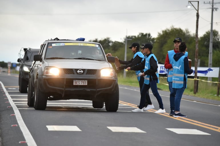 Fotos en el puesto de peaje voluntario Pa'i Pukú.