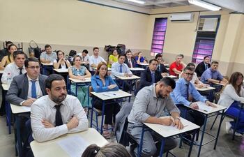 El fiscal Francisco Cabrera (de camisa blanca y corbata negra) fue uno de los postulantes aplazados en el examen del Consejo de la Magistratura.
