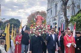 Al término de la Misa Central se realizó la tradicional procesión por las principales calles de la ciudad de San Lorenzo.