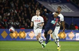 Paris (France), 03/04/2024.- Paris Saint Germain's Kylian Mbappe (C) and Rennes's Warmed Omari (R) in action during the French Coupe de France cup semi-finals soccer match between Paris Saint-Germain and Stade Rennes, in Paris, France, 03 April 2024. (Francia) EFE/EPA/Mohammed Badra